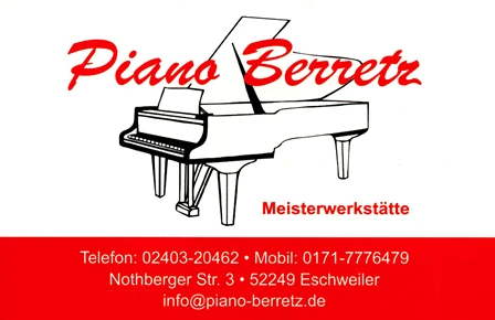 Die Vorderseite der Visitenkarte der Firma Piano Berretz ist größtenteils in Weiß gehalten. In diesem Bereich befindet sich die schwarze Siluette eines Flügels, durch dessen oberen Bereich der rote Schriftzug Piano Berretz verläuft. In Höhe der Füße des Flügels befindet sich, ebenfalls in roter Schrift, rechtsbündig das Wort Meisterwerkstätte. Im dem in Rot gehaltenen unteren Viertel befinden sich in weißer Schrift die Anschrift, sowie Telefonnummern und die E-Mail-Adresse der Firma Piano Berretz.