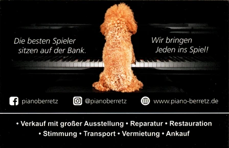 Auf der in Schwarz mit weißer Schrift gehaltenen Rückseite der Visitenkarte der Firma Piano Berretz sitzt ein kleiner Hund mit lockigem, goldfarbenem Fell mit dem Rücken zum Betrachter auf einer Klavierbank vor einem Flügel. Rechts und links davon sind die Sprüche "Die besten Spieler sitzen auf der Bank." und "Wir bringen Jeden ins Spiel!" zu lesen. Unterhalb dieses Bildes befinden sich im unteren Viertel noch in einer Zeile die Profilnamen bei Facebook und Instagram sowie die Webadresse und darunter die angebotenen Dienstleistungen der Firma Piano Berretz.